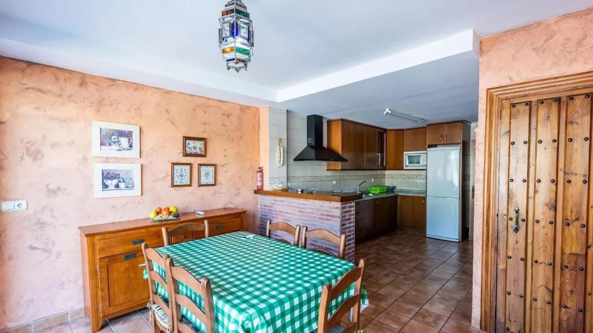 Spacious Villa With Private Pool In 모나칠 외부 사진