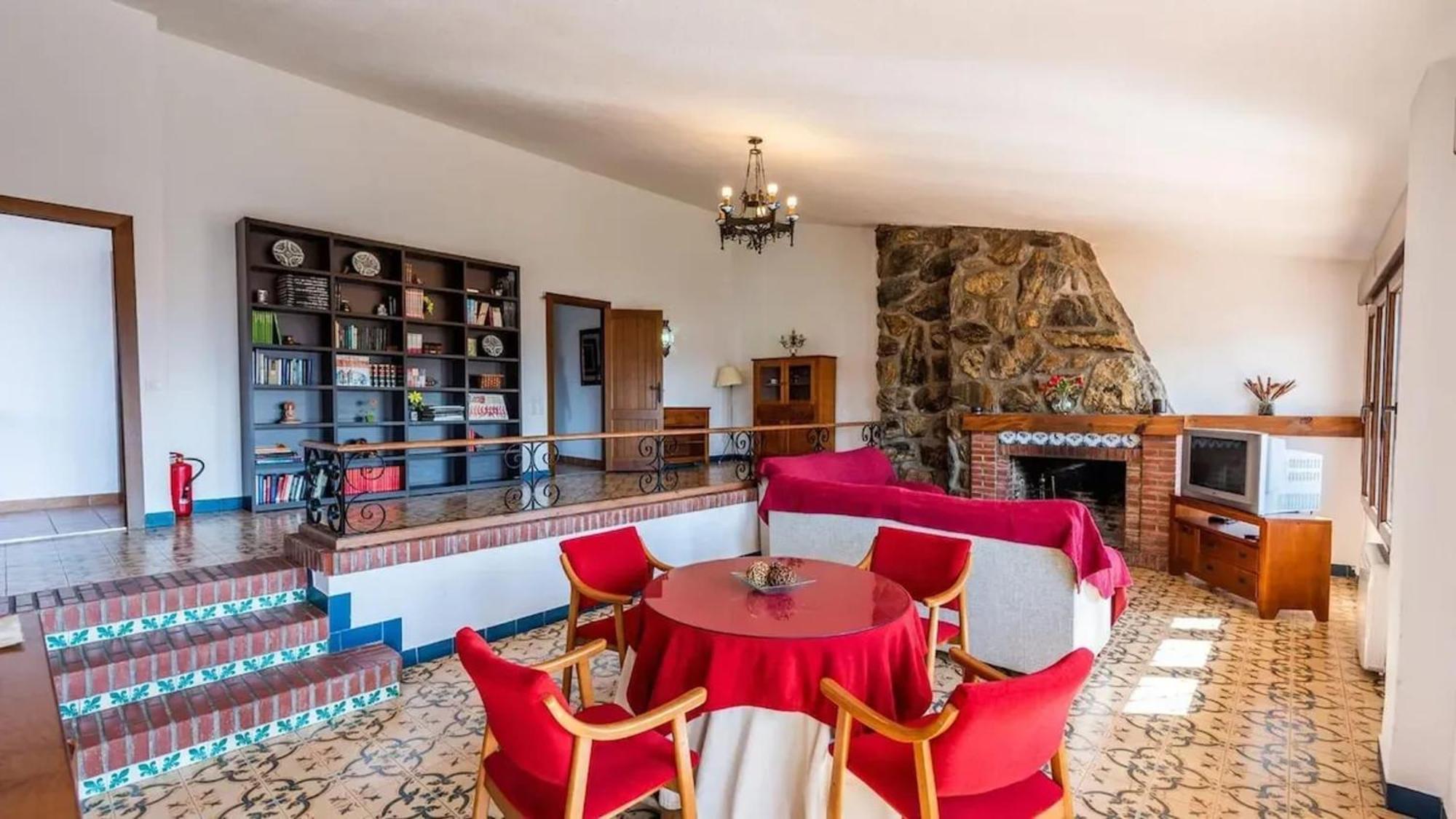 Spacious Villa With Private Pool In 모나칠 외부 사진